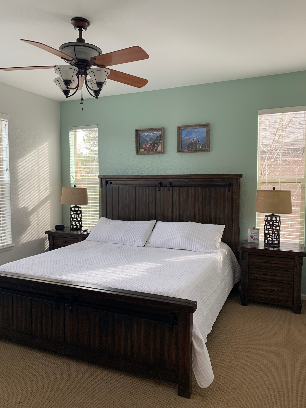 Glavna spavaća soba na glavnoj etaži izvan kuhinje.