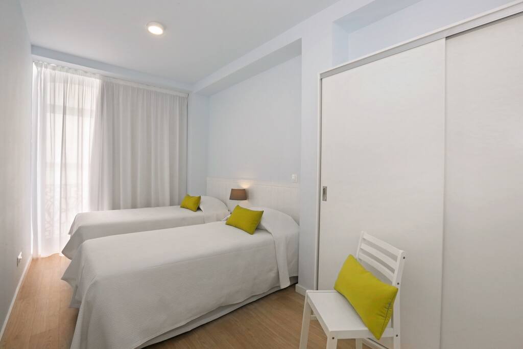 Quarto com duas camas de solteiro