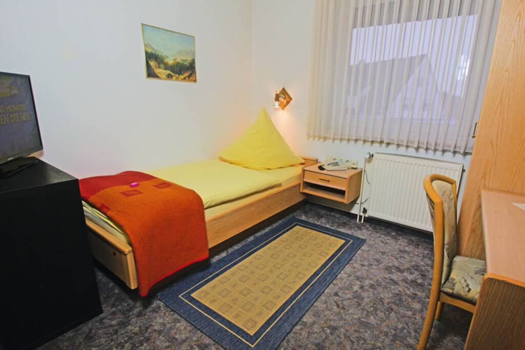 Einzelzimmer für Privatreisende & Monteure inkl. W-Lan für 3 Geräte