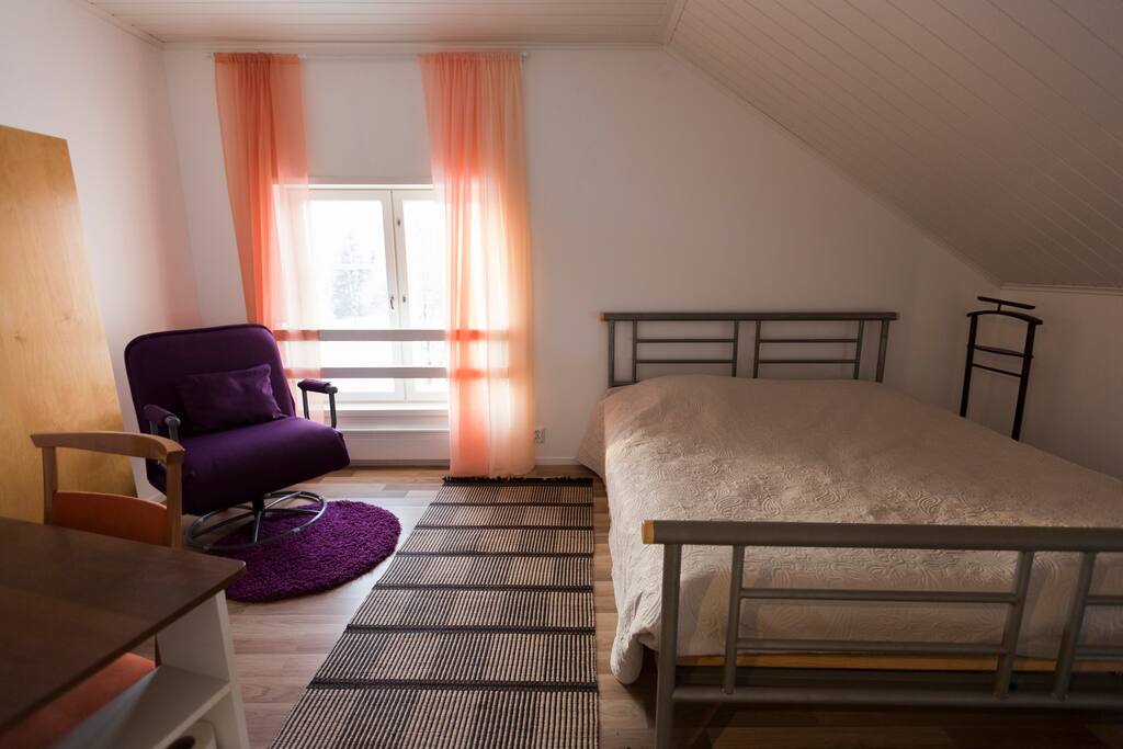 Makuuhuone 1, leveä parivuode (180 cm), vuodetuoli ja tarv. vauvan matkasänky /Bedroom number 1 with Kingside bed + chair bed + baby bed