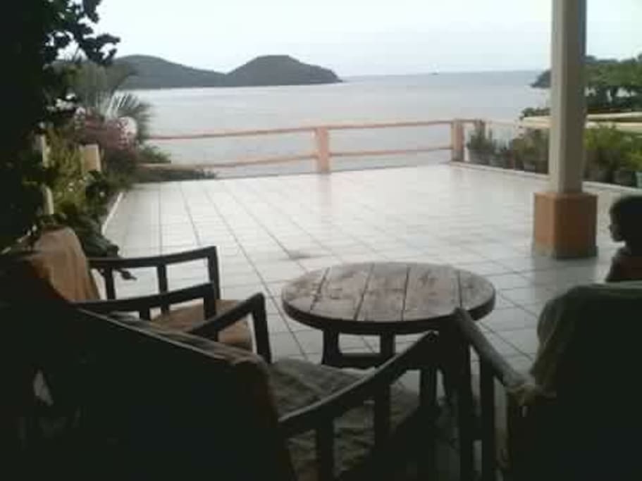 La terraza cuenta con un pequeño comedor, una pequeña sala y una hamaca , para que disfrutes de los atardeceres y amanecer