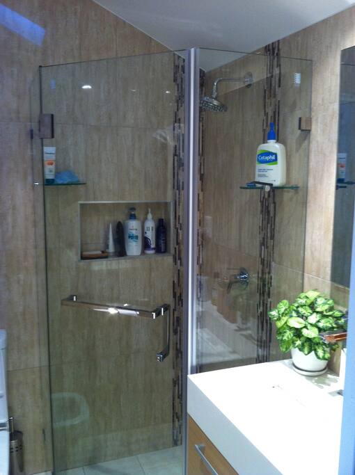 Main bedroom ensuite