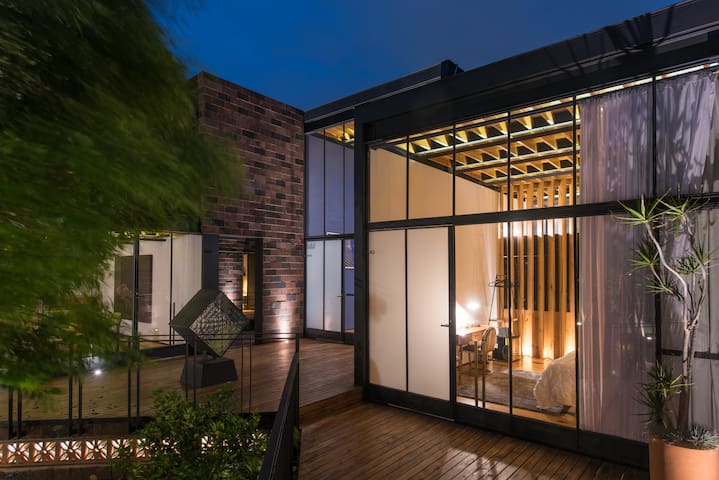 Habitación avant garde, con bella vista al jardín