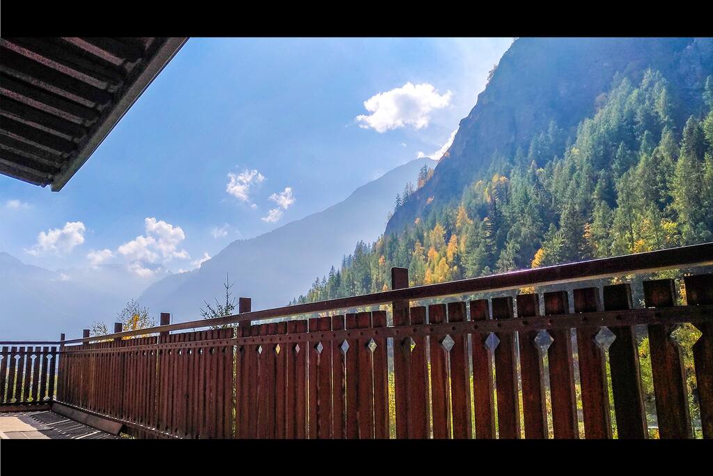 Si ha accesso al balcone da due delle camere!
The balcony is accessible from 2 of your rooms!
