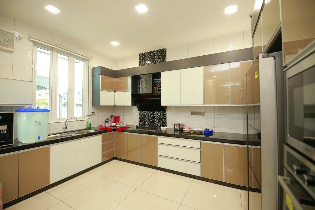 You're welcome to use the kitchen, refrigerator, oven, microwave, and water dispenser for food preparation.