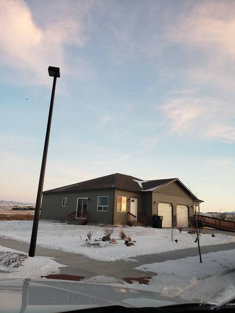 Entire Home 4 bedrooms> Small Town Montana getaway