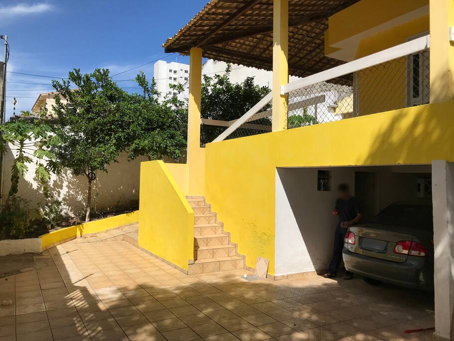 Acesso à casa por rampa ou escada!