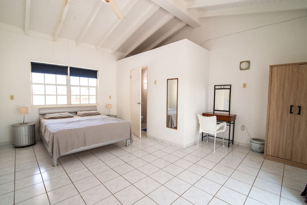Slaapkamer met dubbel bed / Bedroom with double bed