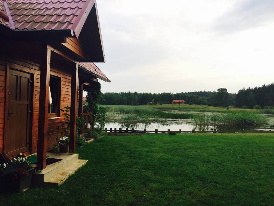 widok domu od strony wejścia do działki