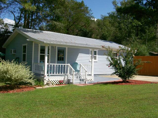 COTTAGE HOME RETREAT   Cozy/Quaint/Bright