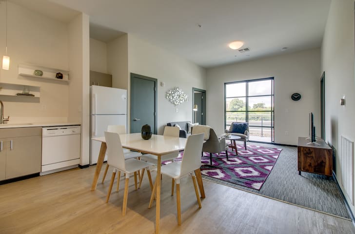 Dormigo 12 South & Belmont, Top Floor 2 Bedroom near Downtown