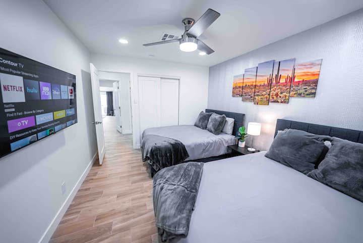 Chumba cha kulala cha wageni 3 kina vitanda viwili vikubwa, mito mingi, magodoro laini ya povu ya kumbukumbu, na televisheni ya inchi 55 iliyo na programu janja na KEBO iliyo na Netflix! 