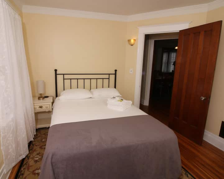 Front Bedroom: queen bed