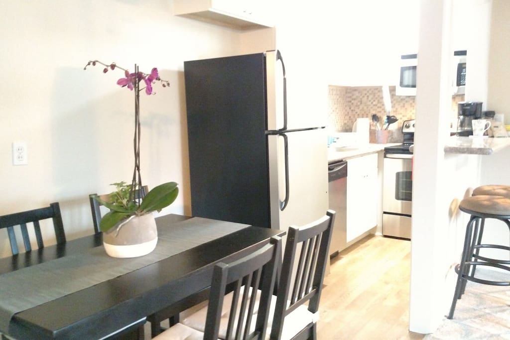 dining area/kitchen