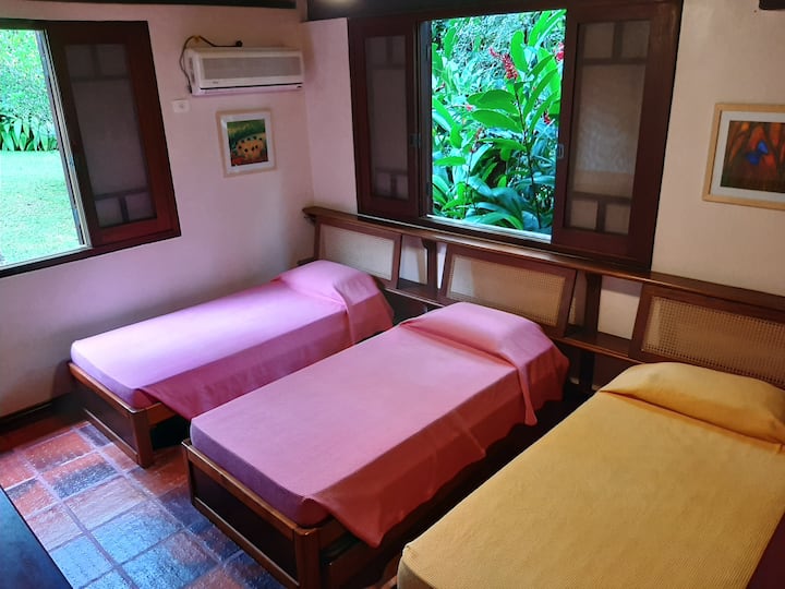 ห้องสวีทพร้อมเตียงเดี่ยว 3 หลัง/
ห้องสวีทพร้อมเตียงแฝด 3 หลัง