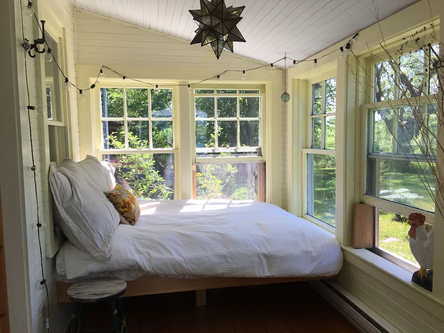 sun room/extra guest bed