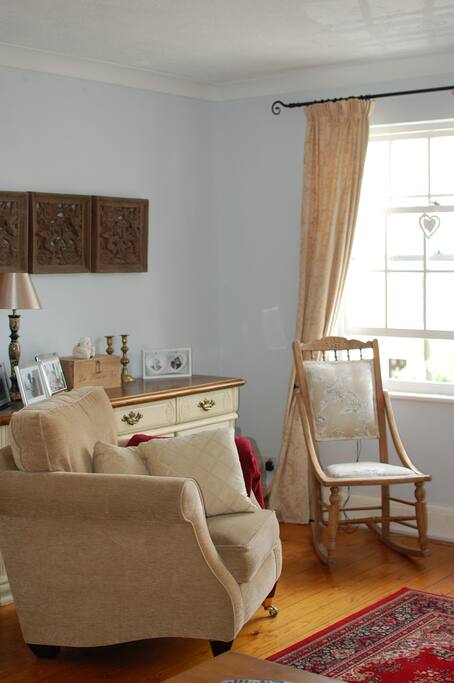 Cosy lounge, quiet place to relax or work, lovely views,