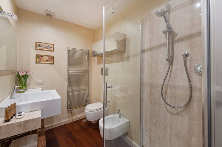 Antique-Modern Flat by Navona Square gallery image 3