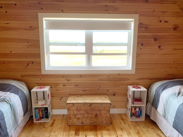 חדר שינה שני למעלה, שתי מיטות קווין סייז. נוף לנמל ולנהר.