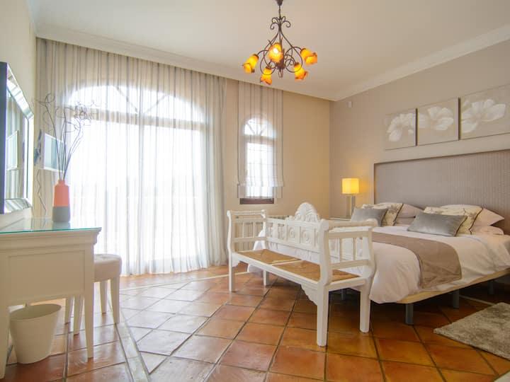 Glavna spavaća soba s bračnim krevetom (180x200 cm)