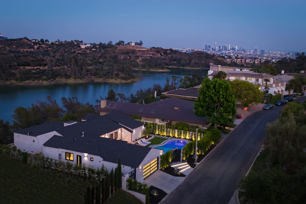 Stay in california. Калифорния лос анджелес природа. Водопад маквей калифорния. Санта моника бич лос анджелес. Солнечный пляж калифорния отдыхающие.