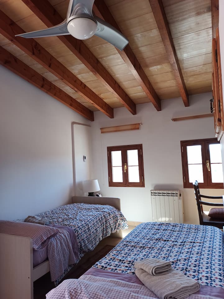 غرفة نوم الطابق الثاني 