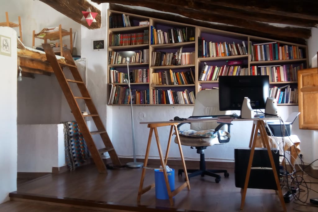 Amplio despacho con biblioteca y buhardilla. Mas de 500 títulos sobretodo de aventuras, cuentos populares y desarrollo personal. Ordenador con internet y wi-fi en toda la casa. En la buardilla hay un colchón. Debido a su amplitud, es el lugar donde hacemos yoga y chi-kung.