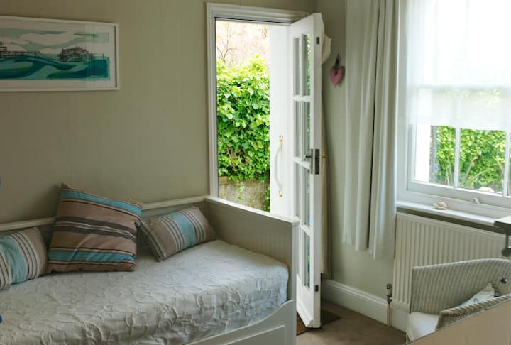 第二间小卧室，可直接通往私人花园。 如图所示，床可以换成单人床。