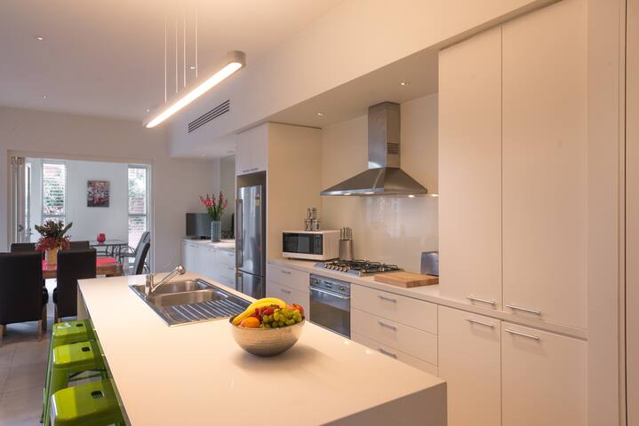 601Luxury – 2min Nth Melb – 10min QVM – Close CBD gallery image 3