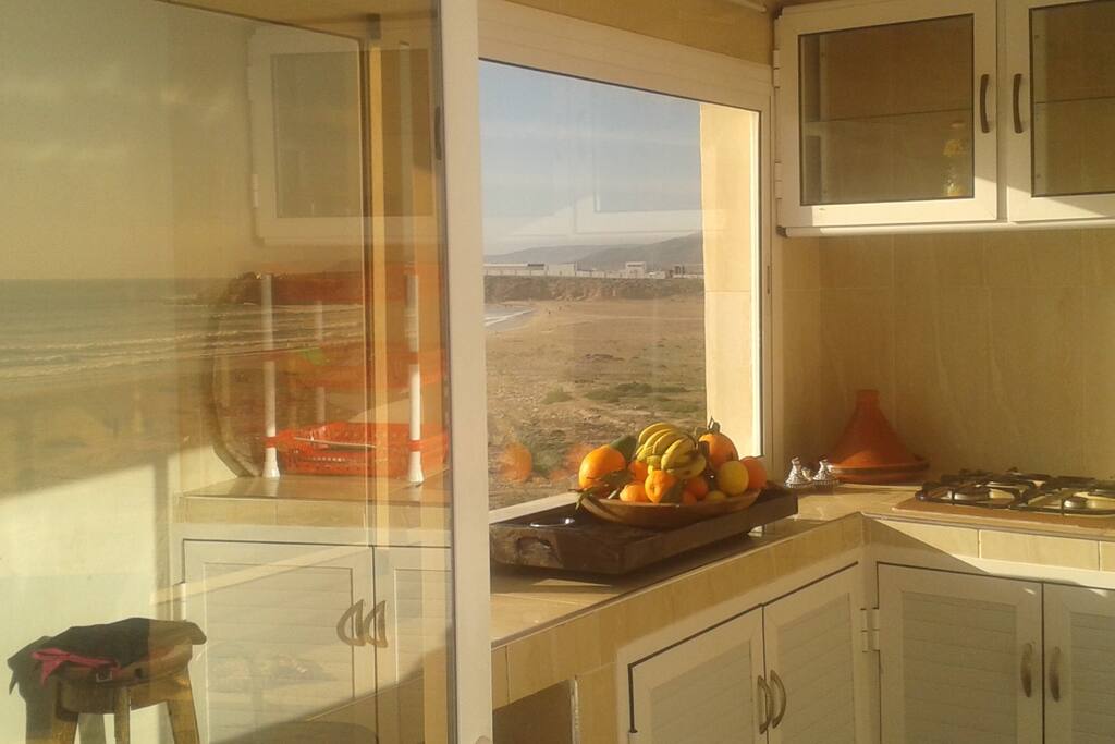 Grande cuisine vue mer. Comptoir avec tabouret bar .