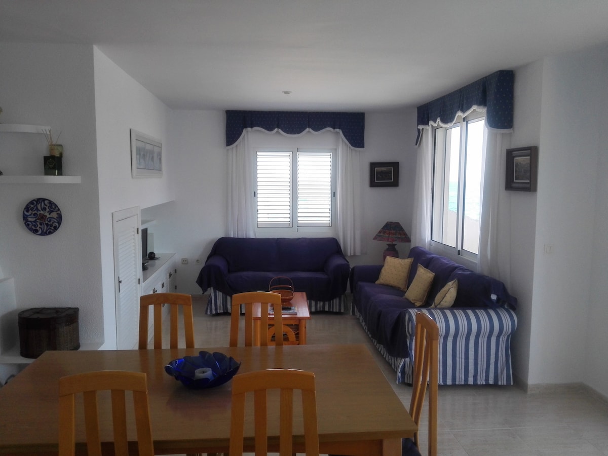 Annonce Airbnb populaire: Penthouse overlooking the sea à Alcalà De Xivert