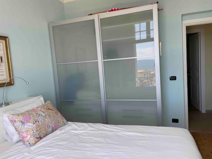 Grote kasten in alle slaapkamers. 