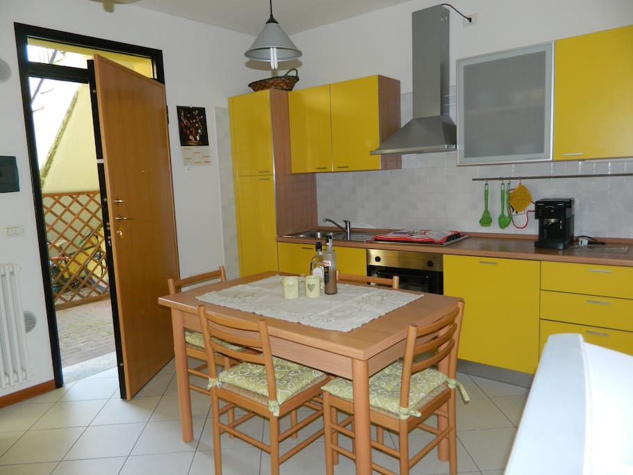 Zona living - Cucina e tavolo da pranzo