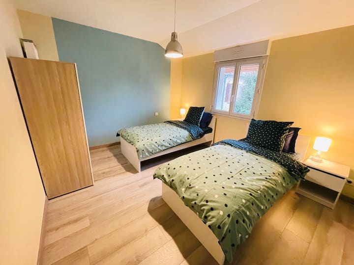 Bedroom with 2 beds (90 x 190 cm), garden view.