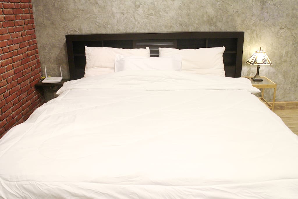 6 feet bed / King Size Bed.