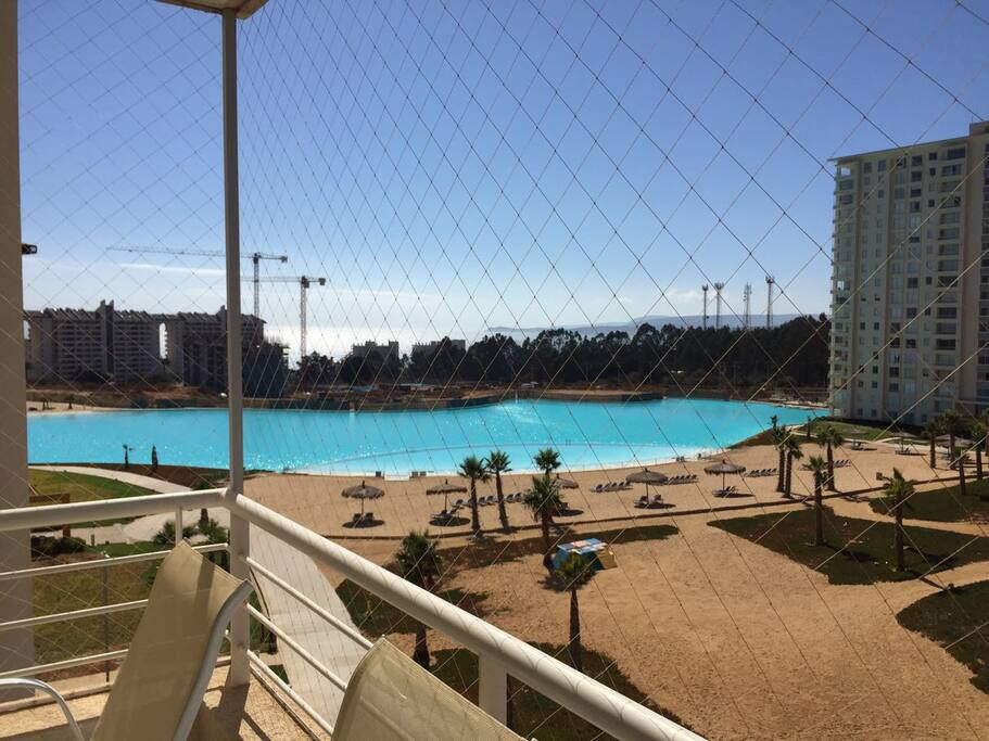 Vista de la terraza hacia la laguna navegable y piscina