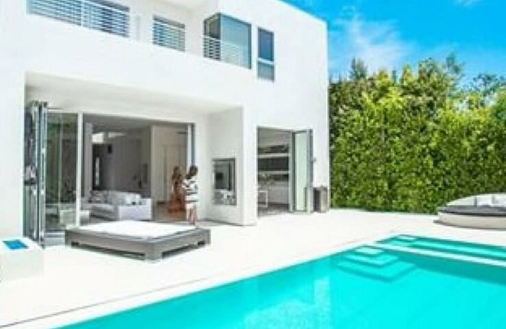 Modern Luxurious & Prime Location gallery image 2