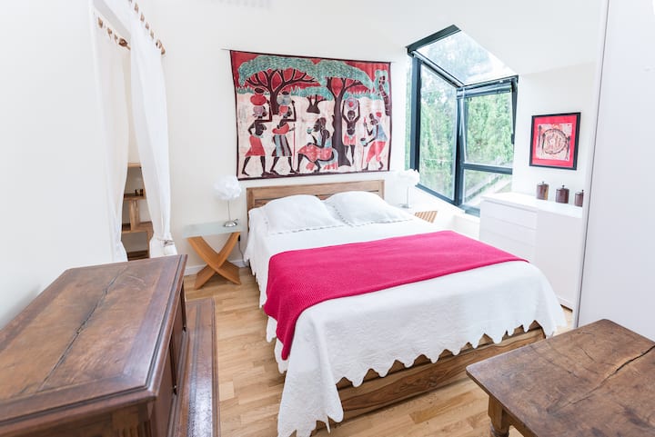 Hlavná spálňa s vlastnou kúpeľňou a manželskou posteľou