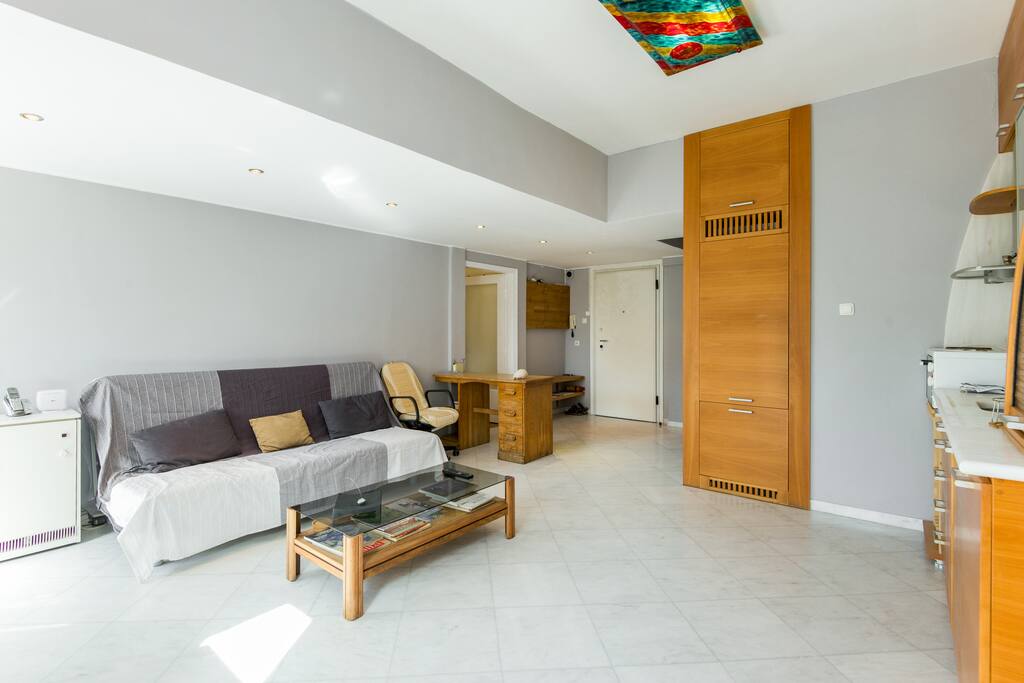 Sofa, desk, refrigerator.
Καναπές, Γραφείο, εντοιχισμένο ψυγείο.