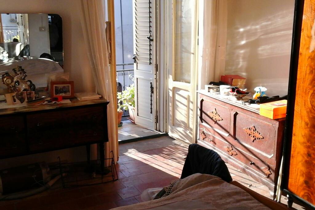 Questo e' ilm pezzo forte: la camera da letto principale solare multi colore con vari mobili antichi e' la camera matrimoniale Re Artu'