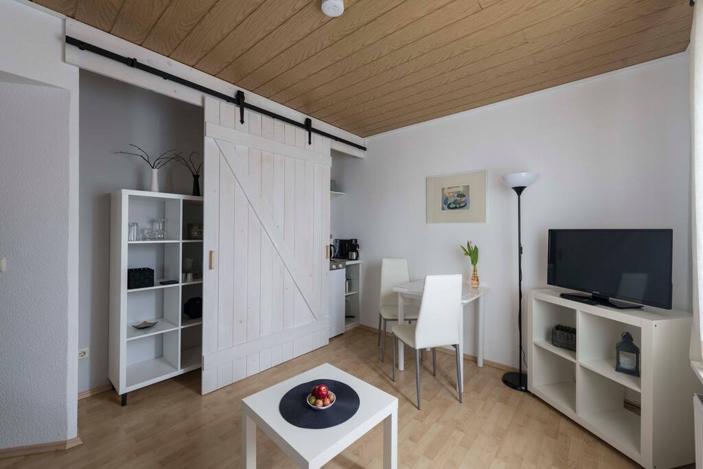Apartment mit Schlafzimmer, Bad, Wohnzimmer inkl. kleiner Kochnische