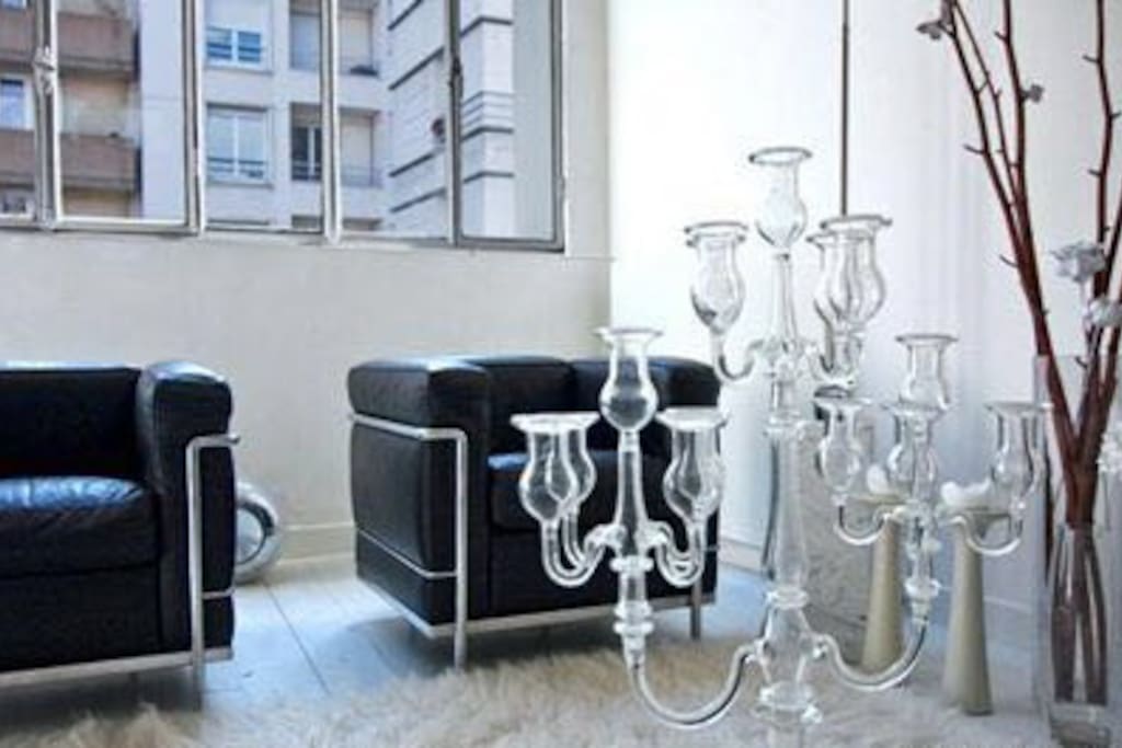 Le salon très agréable donne sur une grande verrière
