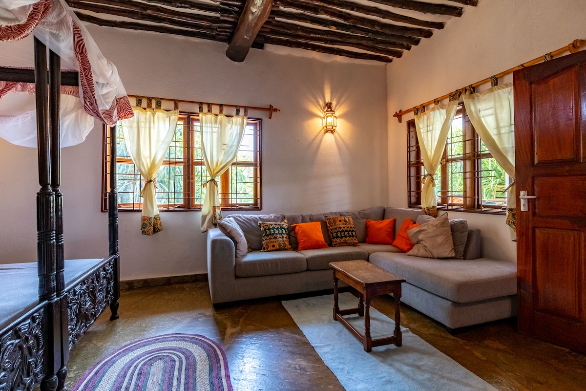 Dormitorio 2 con zona de estar (planta baja). Solo ventiladores sin aire acondicionado.