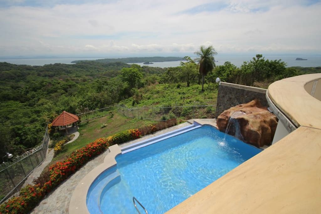 Piscina infinita y una precios vista del Golfo de Nicoya, Isla San Lucas, mar, bosque y las montañas