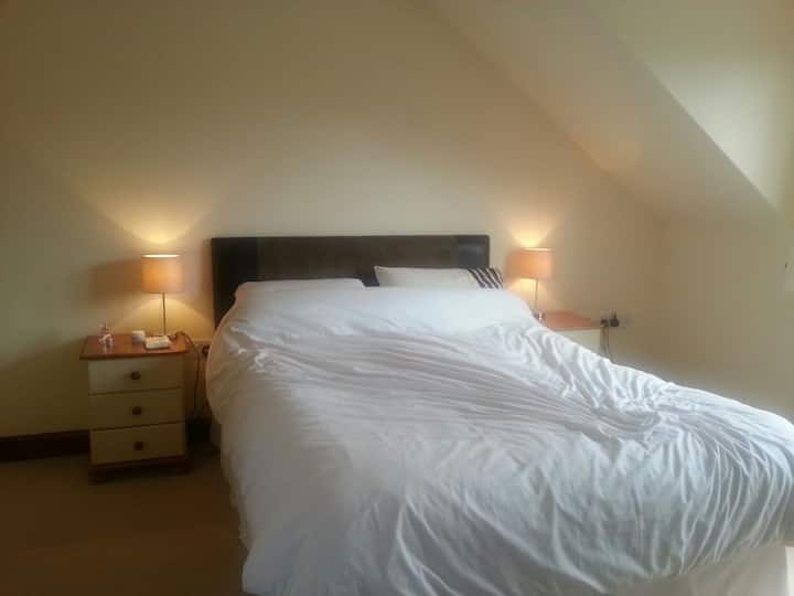 ห้องนอนใหญ่ชั้นบนพร้อมเตียงคิงไซส์