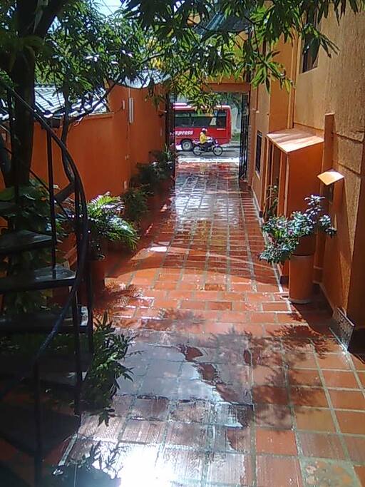 Entrada general bien iluminada y protegida con CCTV