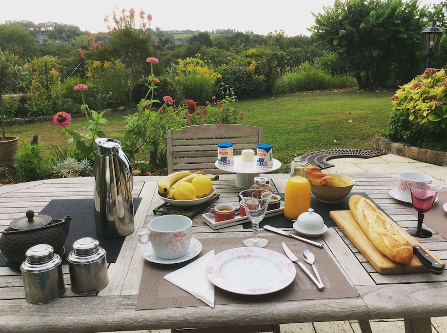 Petit Déjeuner en terrasse