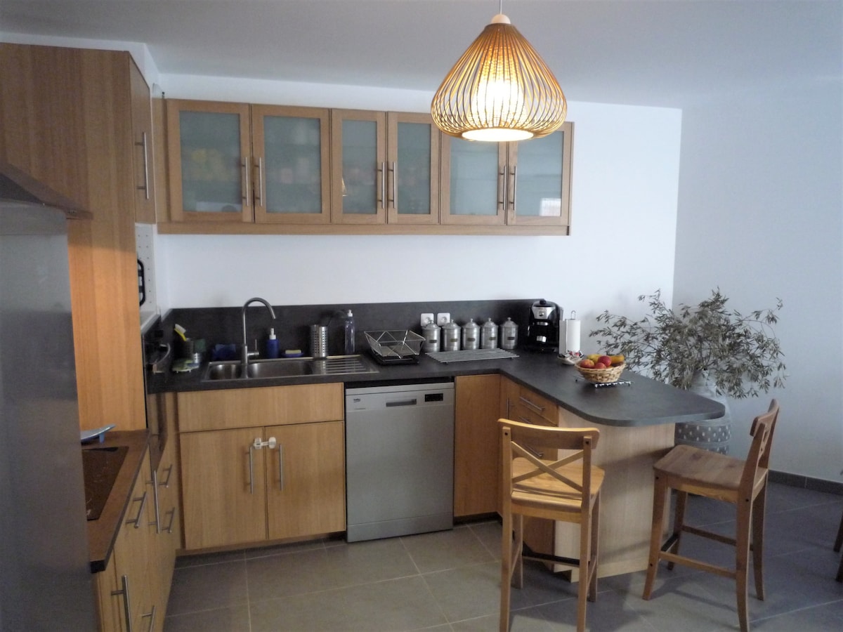 Annonce Airbnb populaire: Recent 3-room apartment, 3 min from the sea, terrace and garage à Marseille