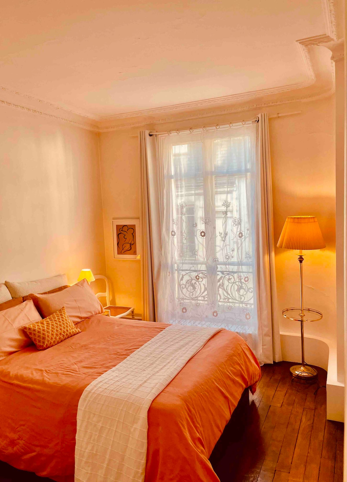 تسمح غرفة النوم الأنيقة بالراحة الحقيقية مع مصاريع وستائر على النوافذ ، وسرير مريح يطل على الفناء حيث ستكون سعيدًا أيضًا بالاستمتاع بالهدوء بعيدًا عن السيارات!!! إنه ملاذ لطيف للغاية من السلام للنوم فيه!!! 