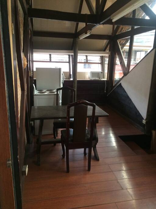 Vista interna del área de comedor y cocina estilo rústico